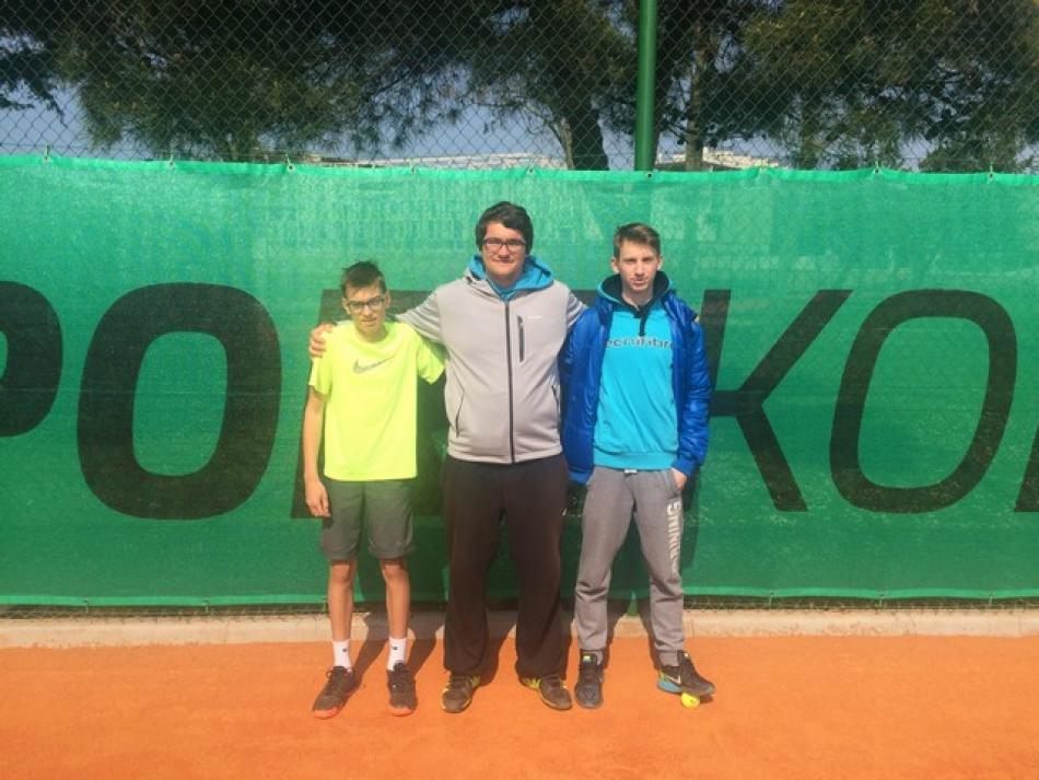 Na sliki: Rok Komac (desno) je osvojil svoj prvi slovenski mladinski turnir do 18 let. Na sliki: Rok Komac (desno) je osvojil svoj prvi slovenski mladinski turnir do 18 let.