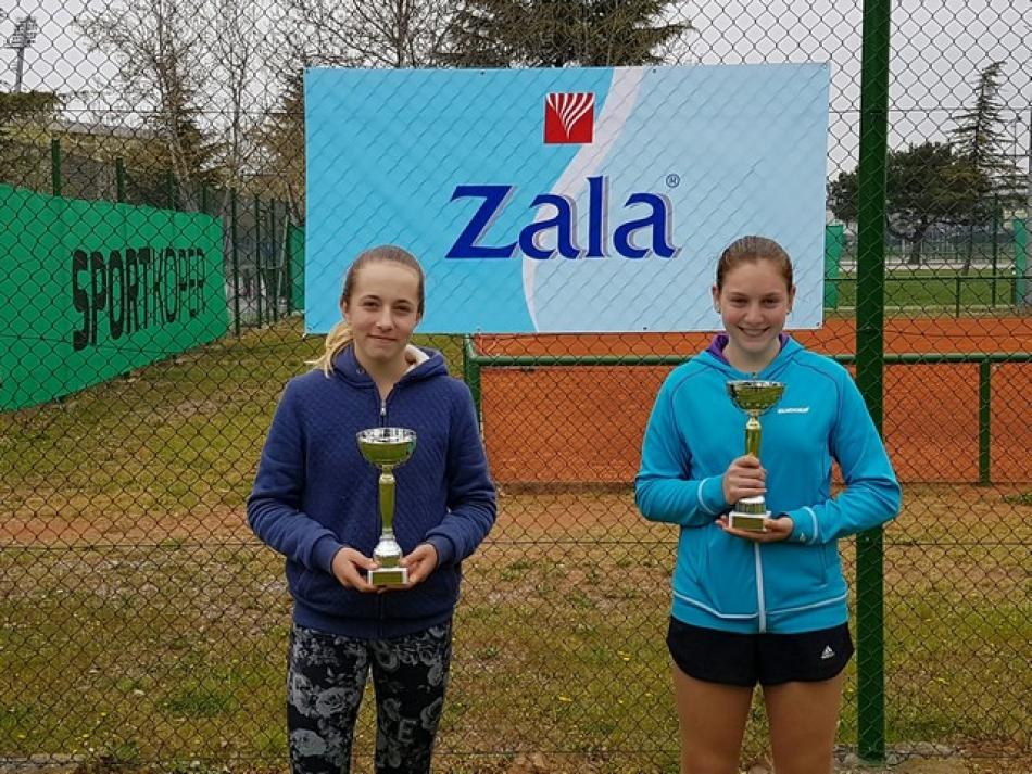 Na sliki: Metka Komac (desno) se je na OP za članice v Krškem prebila v polfinale.